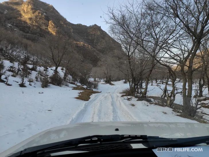 Walk alone in Laozhanggou and cross the frozen road!