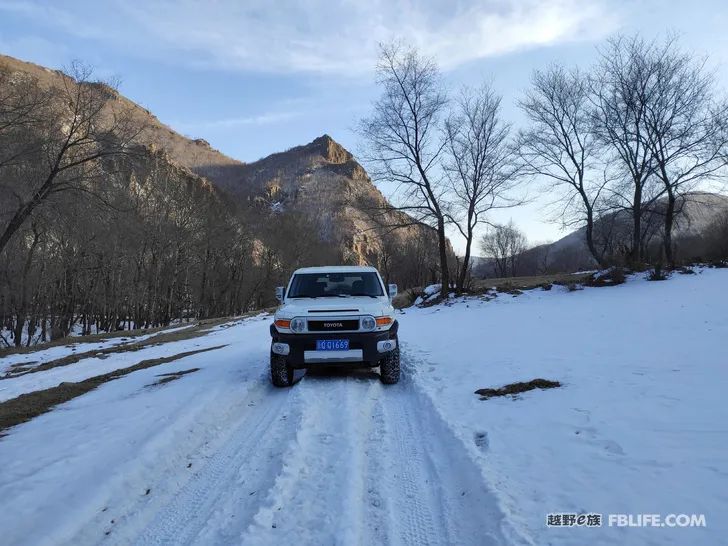 Walk alone in Laozhanggou and cross the frozen road!