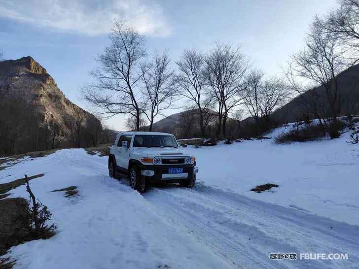 Walk alone in Laozhanggou and cross the frozen road!