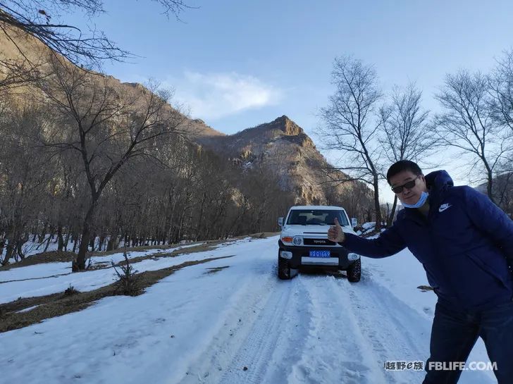 Walk alone in Laozhanggou and cross the frozen road!