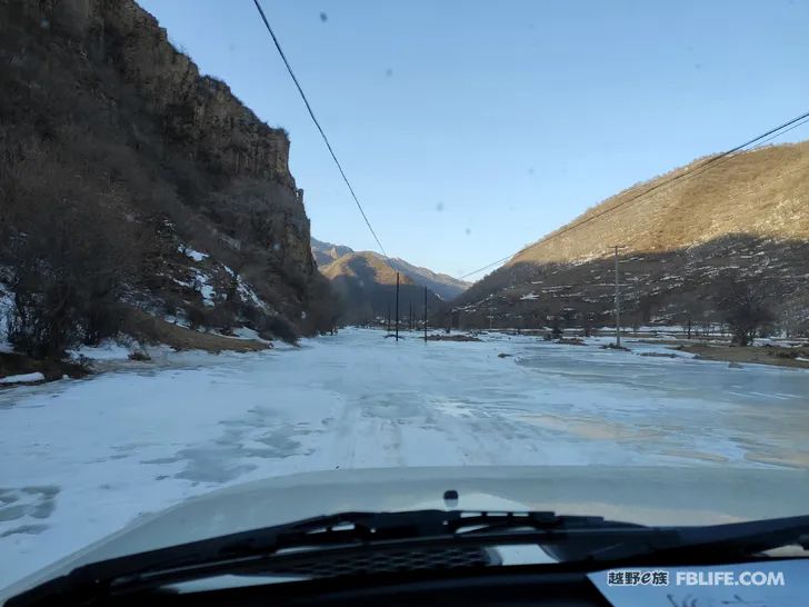 Walk alone in Laozhanggou and cross the frozen road!