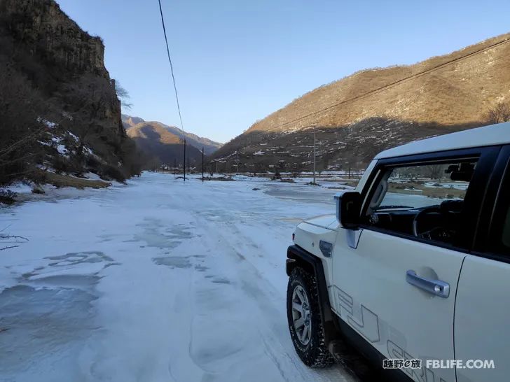 Walk alone in Laozhanggou and cross the frozen road!