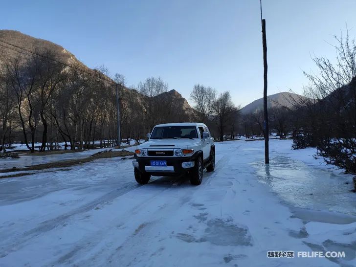 Walk alone in Laozhanggou and cross the frozen road!