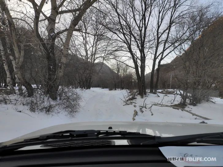 Walk alone in Laozhanggou and cross the frozen road!