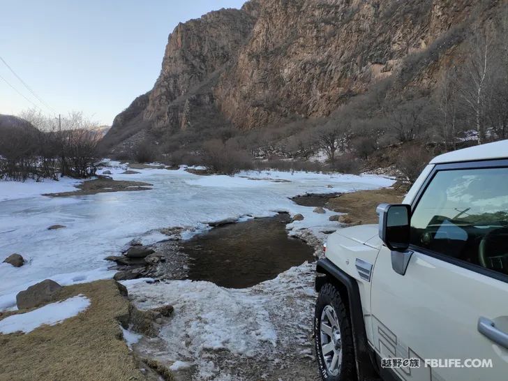 Walk alone in Laozhanggou and cross the frozen road!