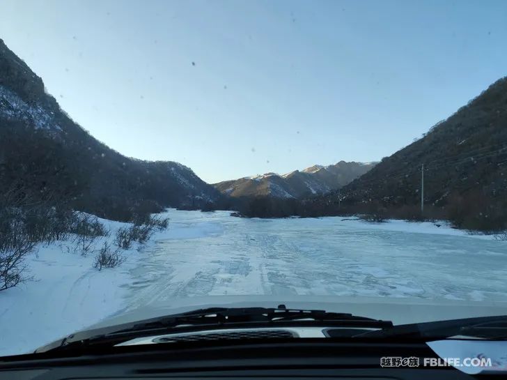 Walk alone in Laozhanggou and cross the frozen road!