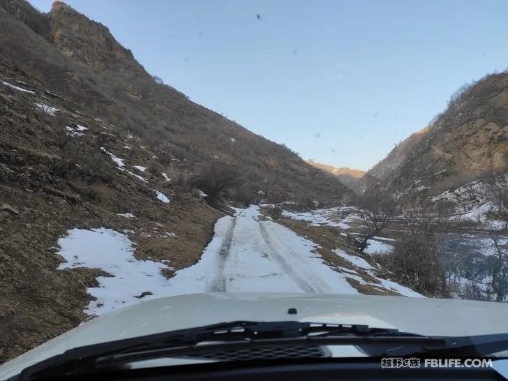 Walk alone in Laozhanggou and cross the frozen road!