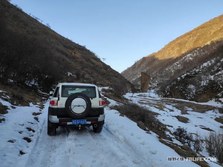 Walk alone in Laozhanggou and cross the frozen road!