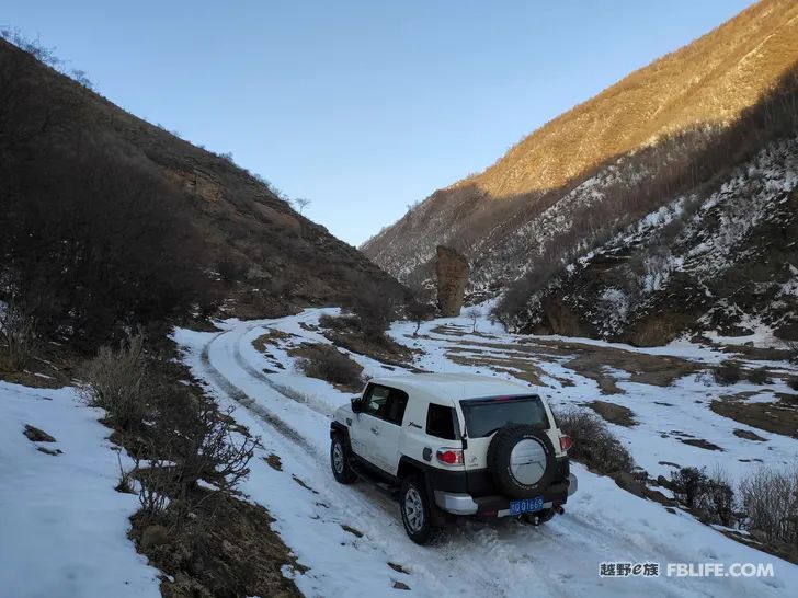 Walk alone in Laozhanggou and cross the frozen road!