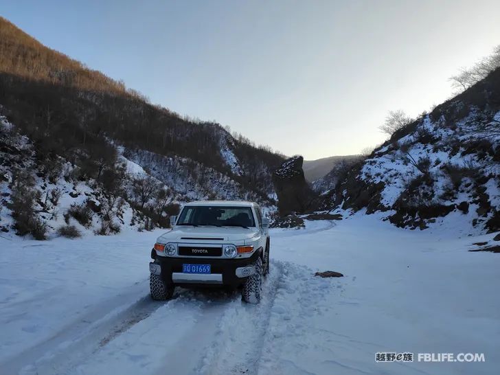 Walk alone in Laozhanggou and cross the frozen road!