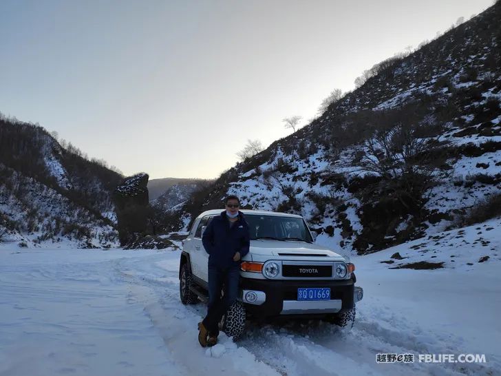 Walk alone in Laozhanggou and cross the frozen road!