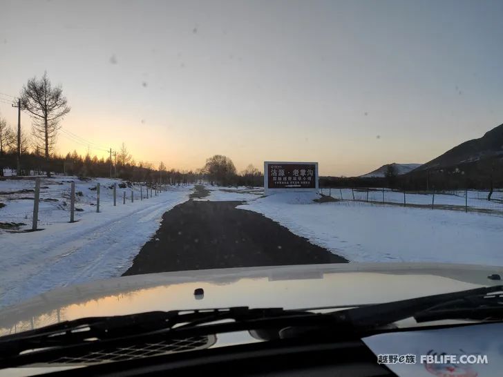 Walk alone in Laozhanggou and cross the frozen road!