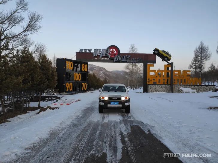 Walk alone in Laozhanggou and cross the frozen road!