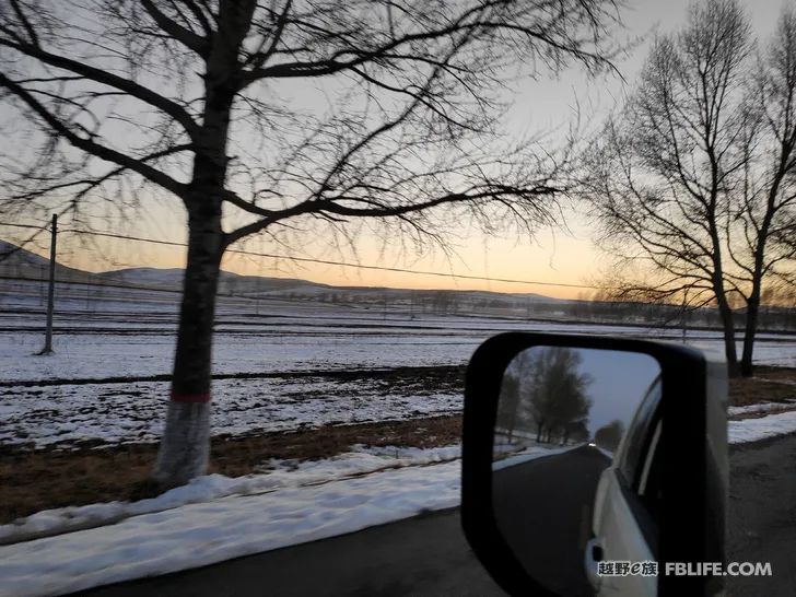 Walk alone in Laozhanggou and cross the frozen road!