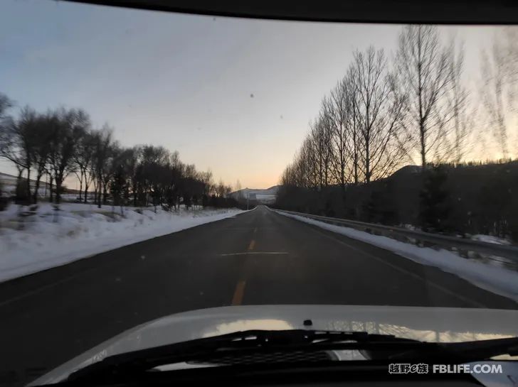 Walk alone in Laozhanggou and cross the frozen road!