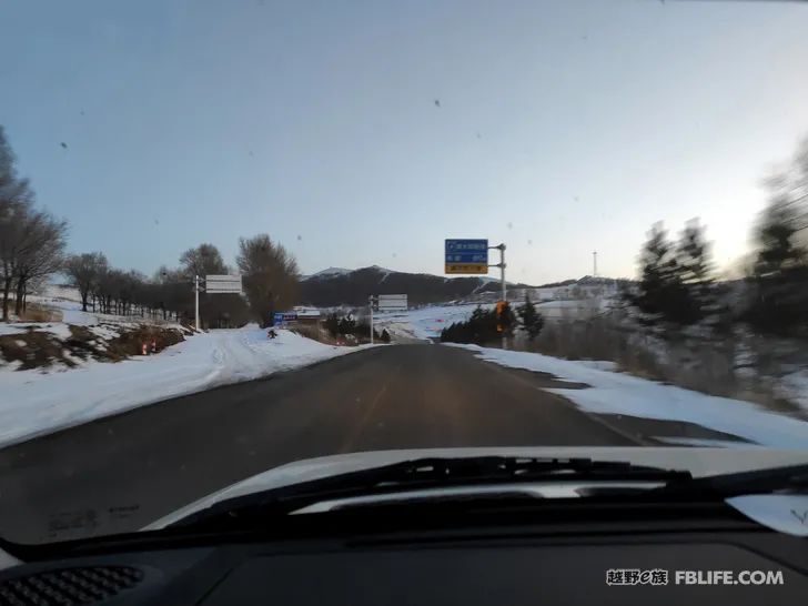 Walk alone in Laozhanggou and cross the frozen road!