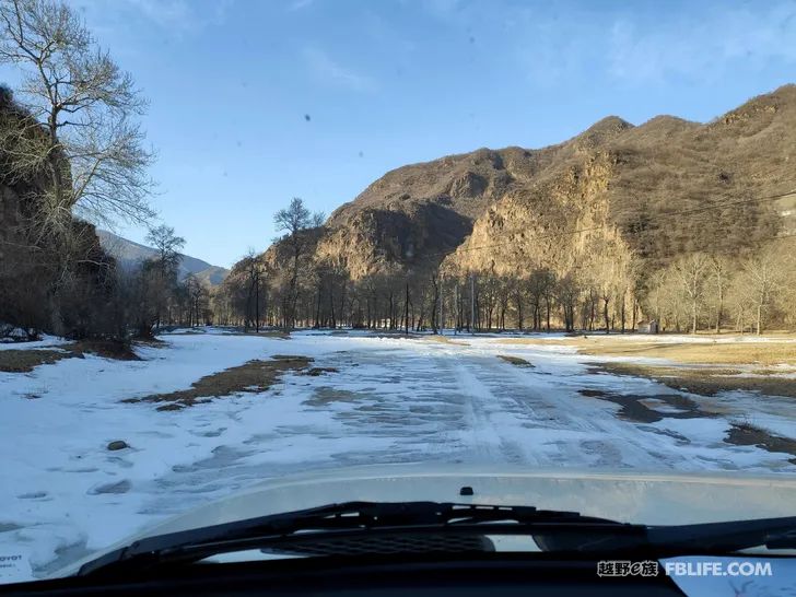 Walk alone in Laozhanggou and cross the frozen road!