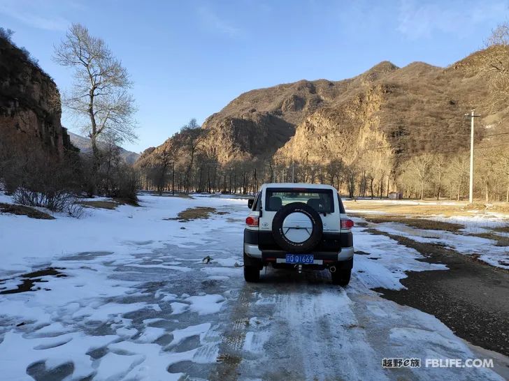 Walk alone in Laozhanggou and cross the frozen road!