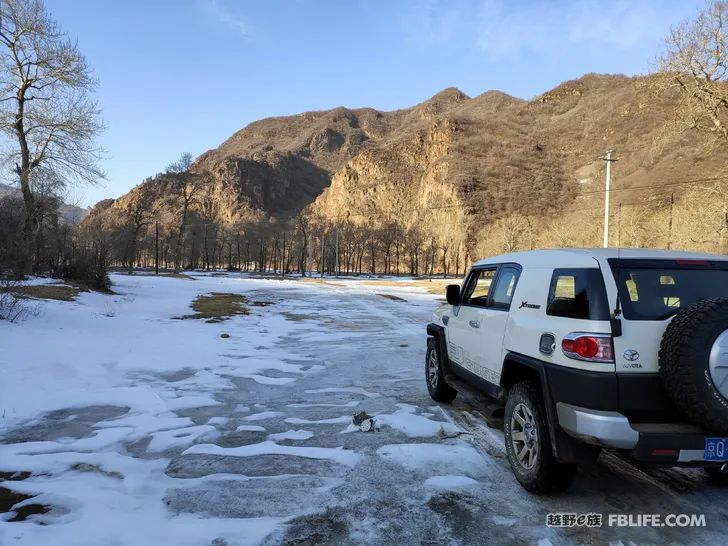 Walk alone in Laozhanggou and cross the frozen road!