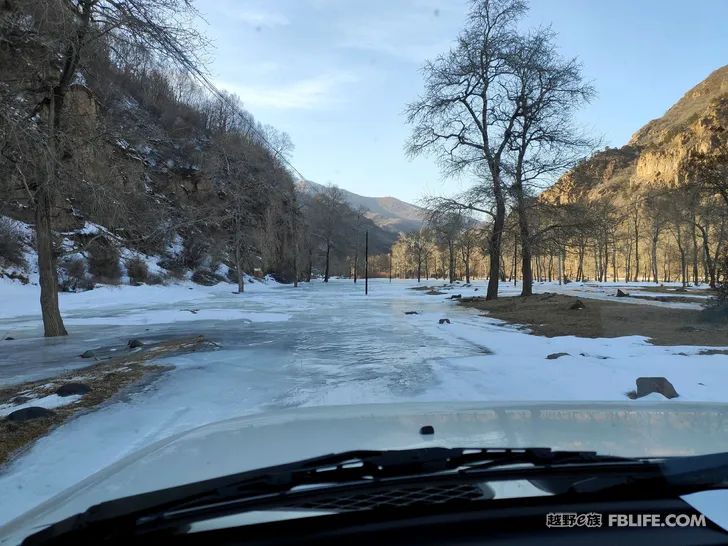 Walk alone in Laozhanggou and cross the frozen road!