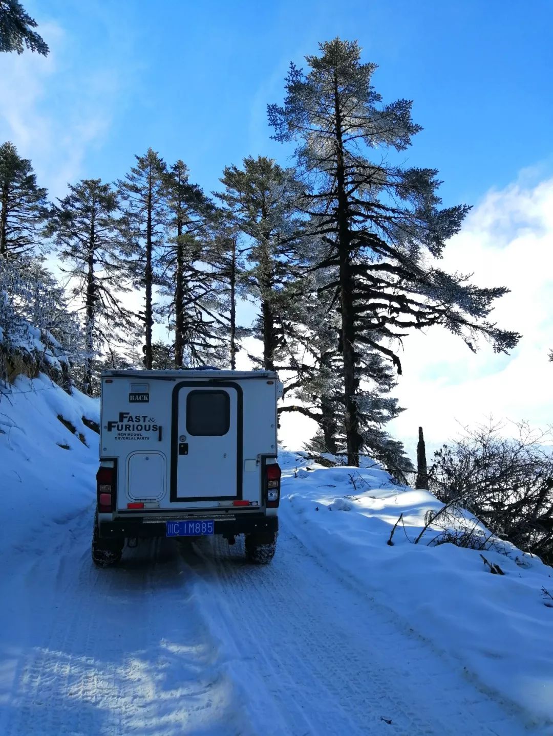 RVBACK off-road RV skating up Ya'an Bald Mountain