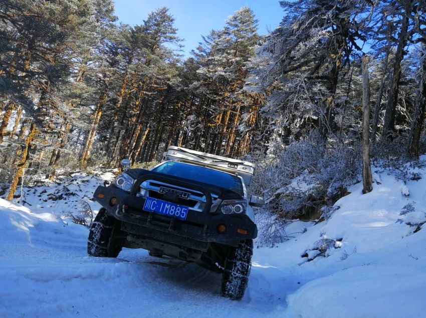 RVBACK off-road RV skating up Ya'an Bald Mountain