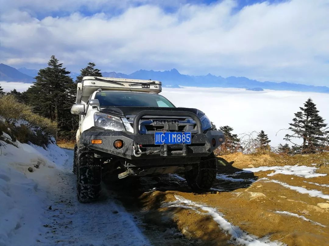 RVBACK off-road RV skating up Ya'an Bald Mountain