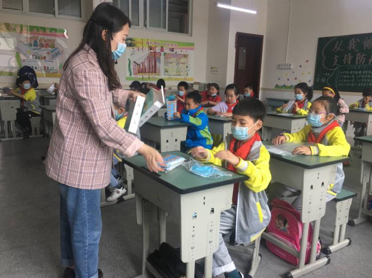 BMW China and BMW Brilliance donated anti-epidemic materials to 44 schools for left-behind children across the country