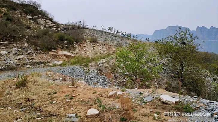 Cycling through Beijing's Yinhu Mountain, one side of the cliff, the other side of the collapse of rubble!