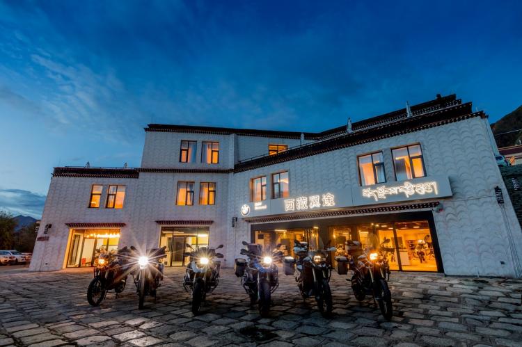 The first travel-themed BMW motorcycle authorized dealer in China, Tibet Yitu, officially opened