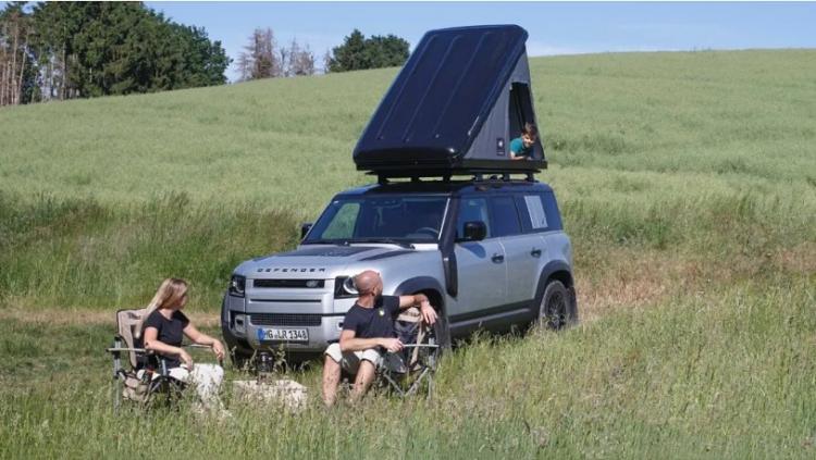 The Land Rover Defender is completely fashionable. The roof tent is also very stylish.