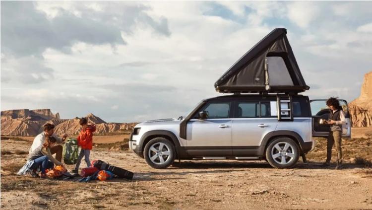 The Land Rover Defender is completely fashionable. The roof tent is also very stylish.