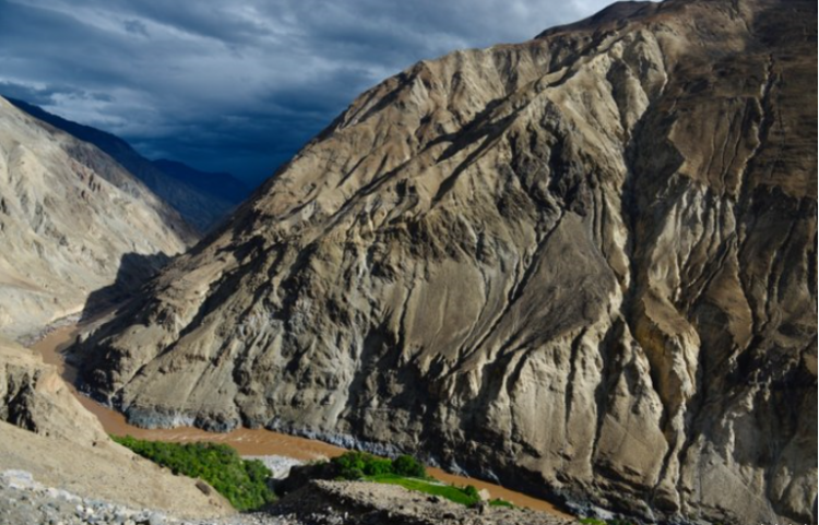 Riding alone in Xinjiang and Tibet, a 15,000-kilometer dream-seeking trip