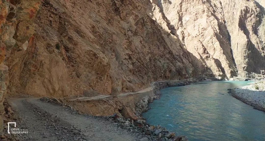 In terms of danger and beauty, Bingchacha is not inferior. Is this mysterious ancient road in Xinjiang about to be submerged?