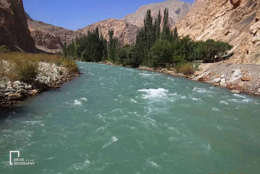 In terms of danger and beauty, Bingchacha is not inferior. Is this mysterious ancient road in Xinjiang about to be submerged?