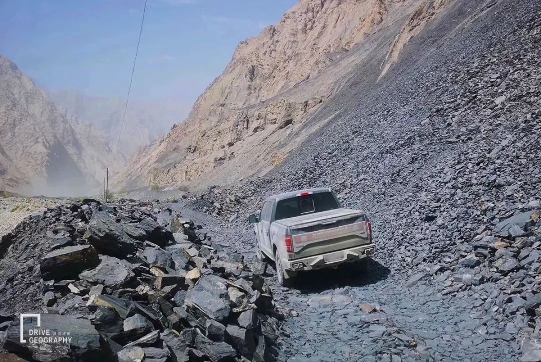 In terms of danger and beauty, Bingchacha is not inferior. Is this mysterious ancient road in Xinjiang about to be submerged?