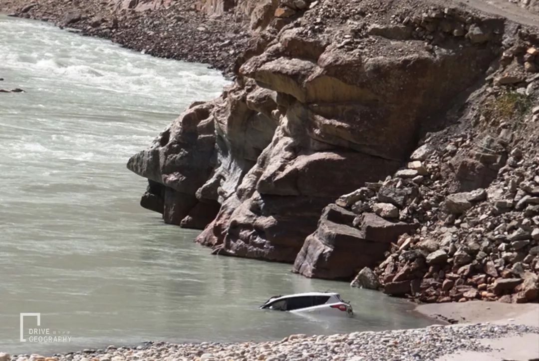 In terms of danger and beauty, Bingchacha is not inferior. Is this mysterious ancient road in Xinjiang about to be submerged?