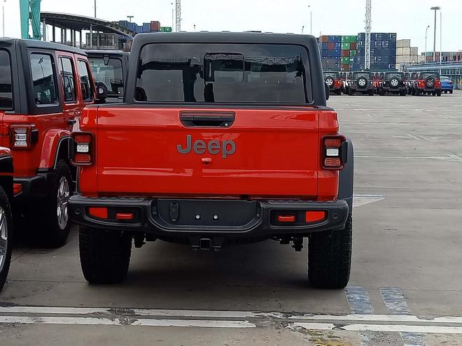 Jeep Gladiator spy photos exposed Shanghai Auto Show Asian debut