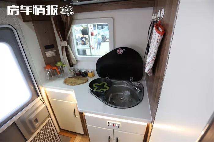 A four-wheel-drive RV with a price of 298,000 yuan can get the Beijing Blue card, and the living space of a family of 4 is not perfect