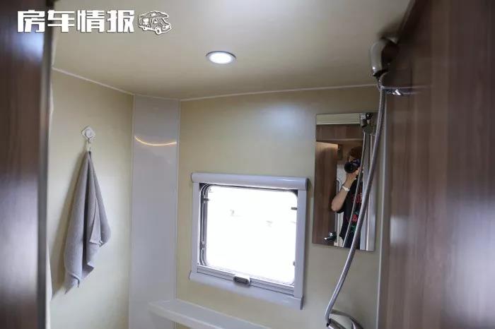 A four-wheel-drive RV with a price of 298,000 yuan can get the Beijing Blue card, and the living space of a family of 4 is not perfect