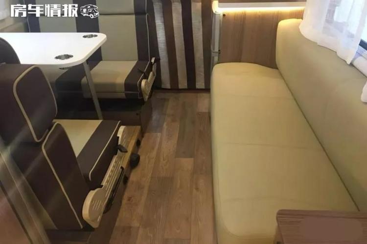 A four-wheel-drive RV with a price of 298,000 yuan can get the Beijing Blue card, and the living space of a family of 4 is not perfect